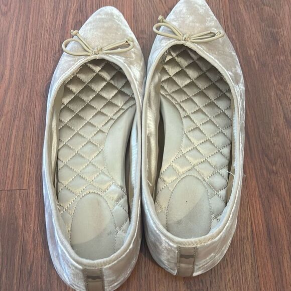 Birdies cream velvet beige pointy toe ballet flats size 8 - Picture 6 of 6